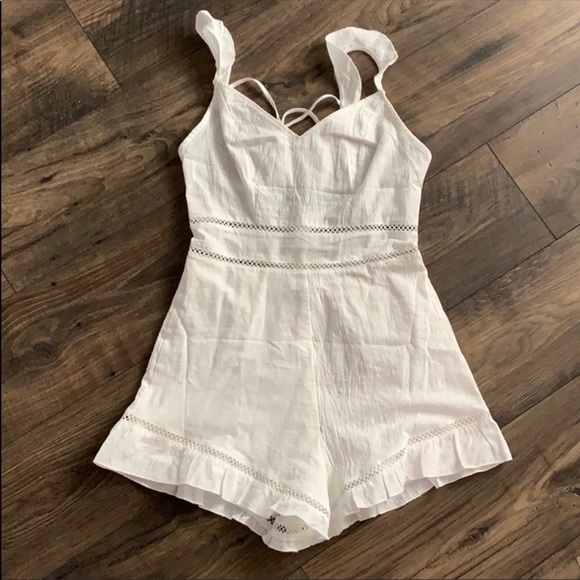 Beautiful Summer White Flutter Romper - Picture 3 of 6